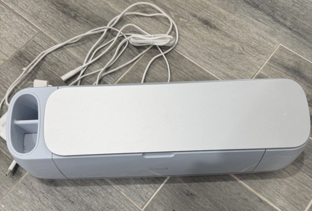 Cricut Maker 3 BUNDLE WITH NEW CASE & EXTRAS CUTTING MACHINE - Image 6